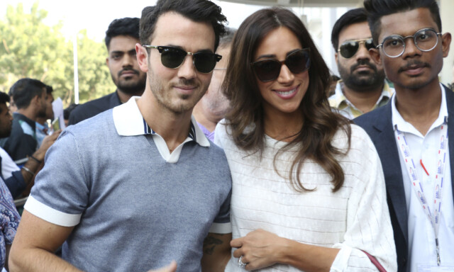 BRYLLUPSGJESTER: Kevin Jonas og kona Danielle er på plass i India. Foto: NTB Scanpix BRYLLUPSGJESTER: Kevin Jonas og kona Danielle er på plass i India. Foto: NTB Scanpix